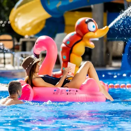 Prestige Deluxe Aquapark Club 4* غولدن ساندز